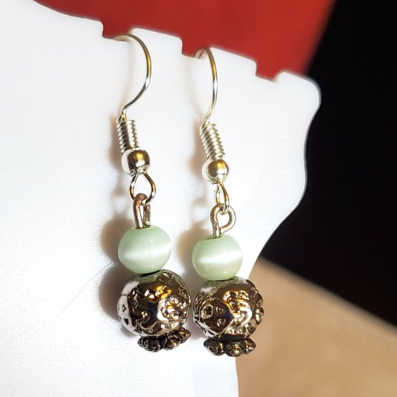 Silver Tone Hook Green Cat's Eye Bead Earrings NWT - Picture 1 of 3